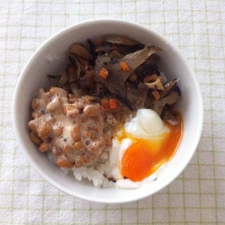 ひじきと納豆の温玉丼♬